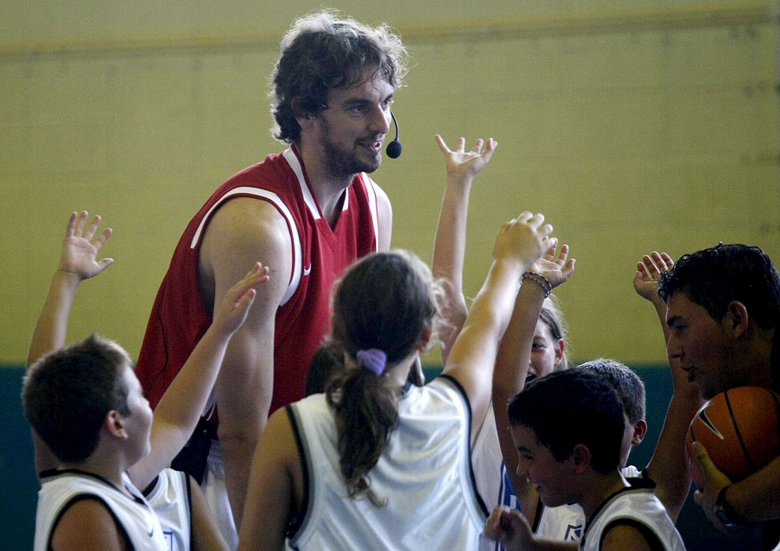 Pau Gasol juega con los niños durante un acto celebrado en Alicante.