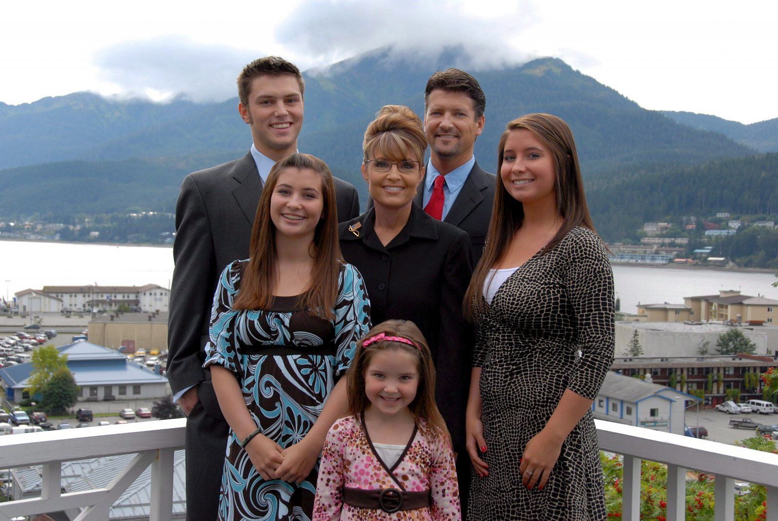 Fotografía de Sarah Palin, su esposo, Todd, sus hijas Bristol (a la derecha), Willow, Piper y su hijo Track. En la imagen falta el hijo pequeño.