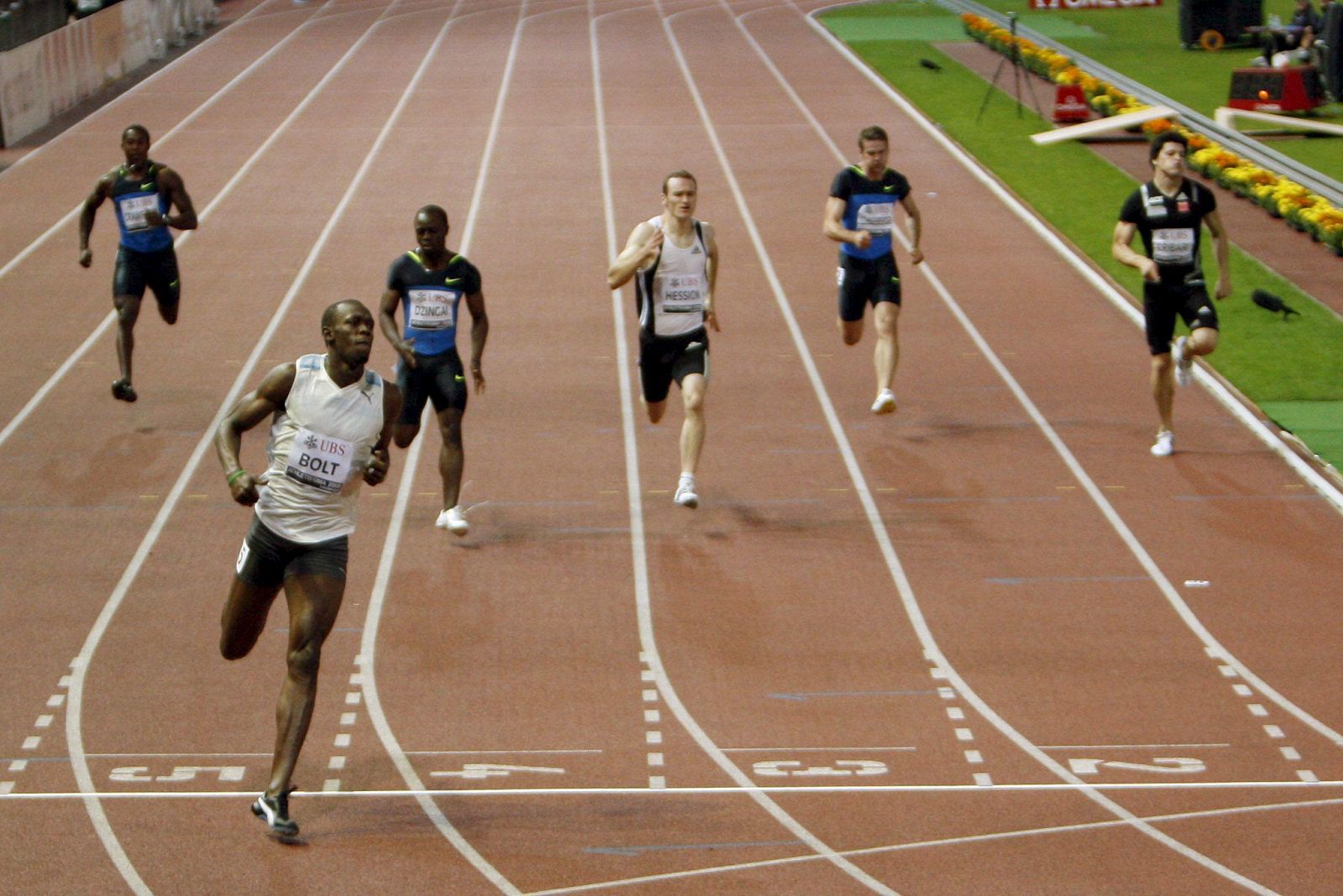 Usain Bolt volvió a dejarse llevar en los últimos metros de la carrera en Lausana.