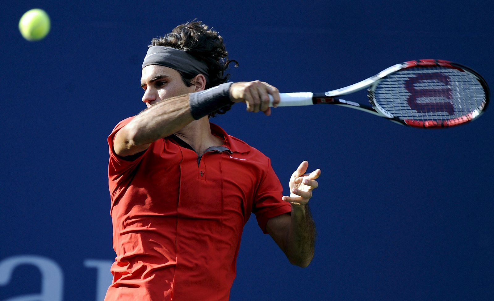 El tenista suizo Roger Federer responde una bola del ruso Igor Andreev.