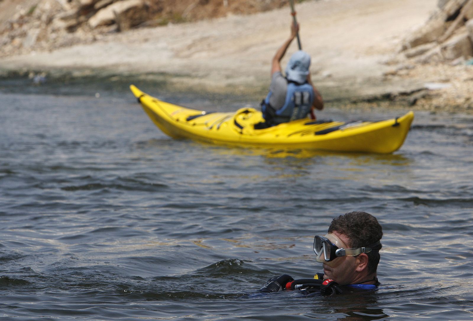 Buceadores buscan el cuerpo de Rose Pizem en el Río Yarkon en Tel Aviv. Se trata del cuerpo de la niña cuyo abuelo ha confesado haberla asesinado accidentalmente y haber tirado después el cuerpo al río.