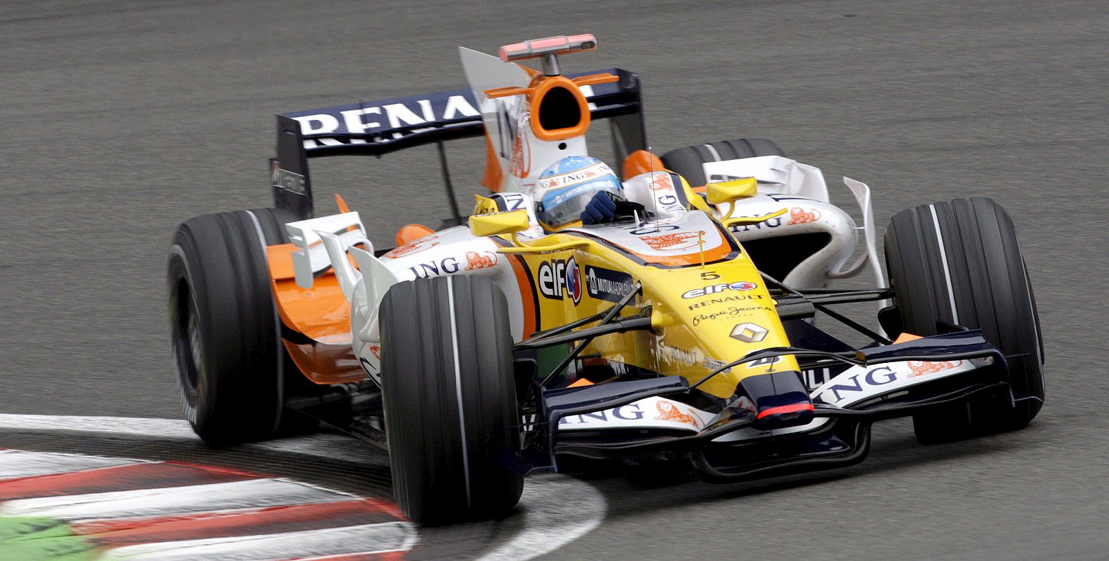 Fernando Alonso, durante los entrenamientos de cara al Gran Premio de Bélgica.