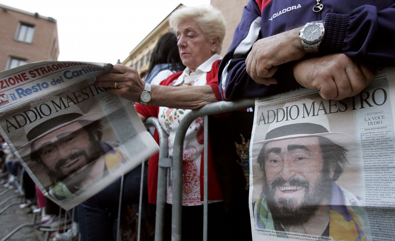 Miles  de personas salieron a las calles para despedir a Pavarotti hace un año.