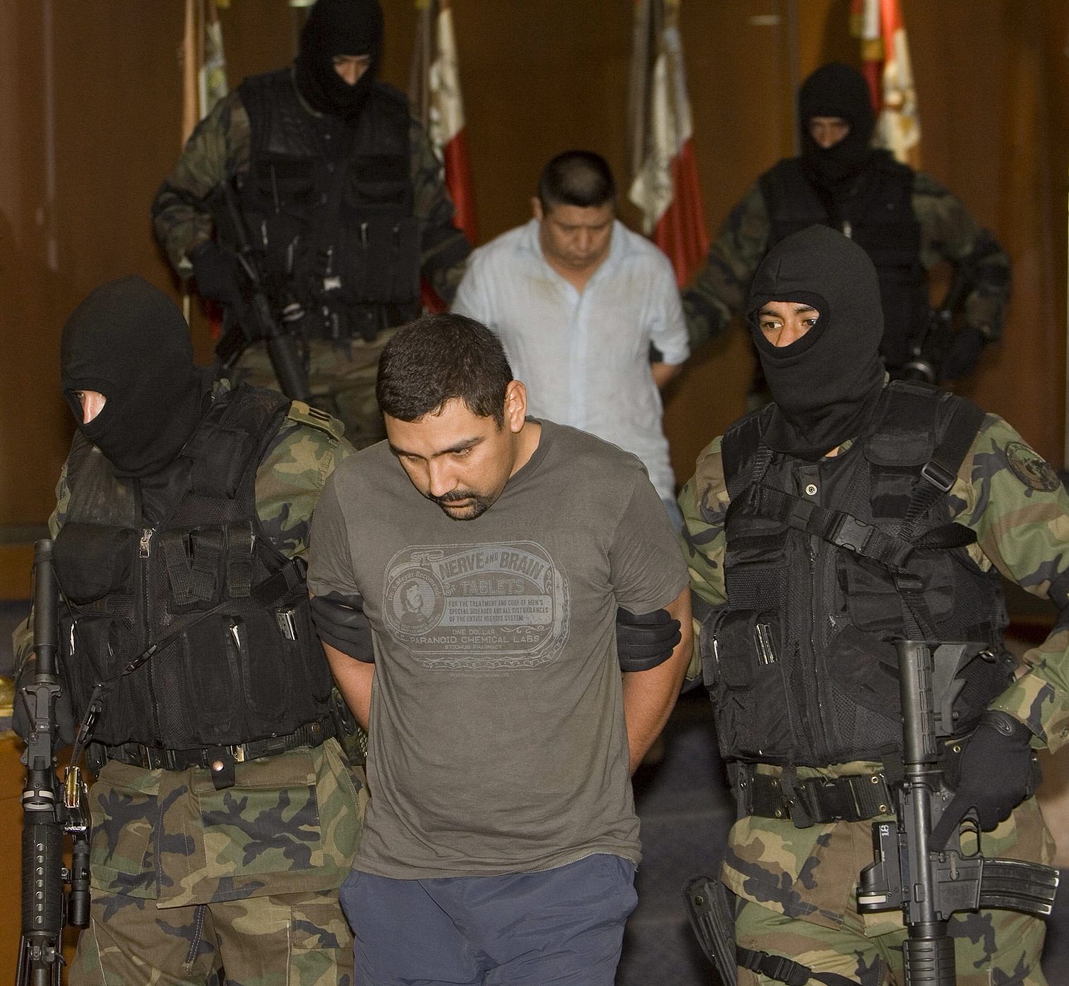 Soldados del Ejército y agentes federales mexicanos capturan a Alberto Sánchez Hinojosa