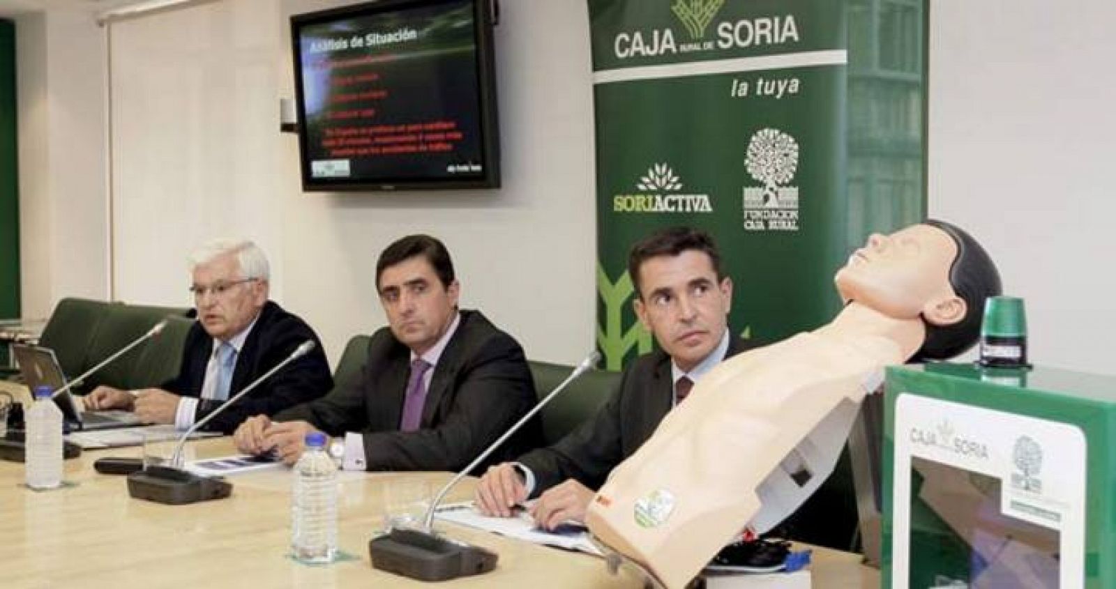 Directivos de Caja Rural explican los detalles del proyecto pionero 'Soria Cardioprotegida'.