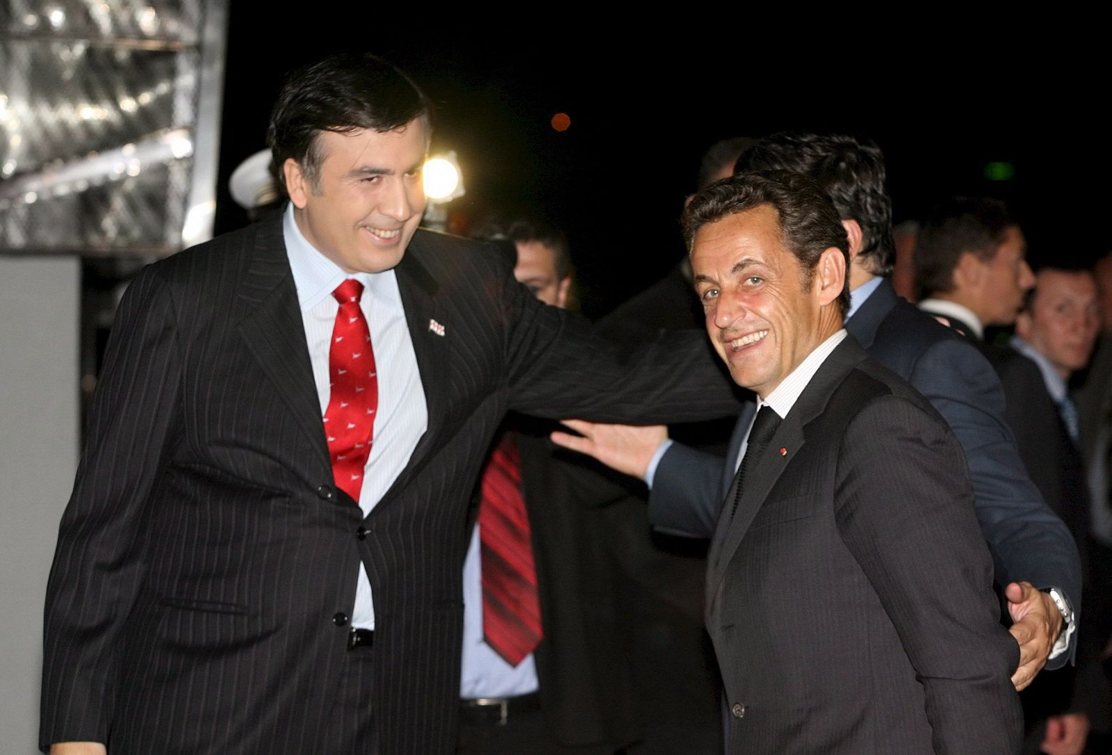 El Presidente de Georgia, Mijaíl Saakashvili y su homólogo francés, Nicolas Sarkozy se saludan durante su encuentro en Tiflis