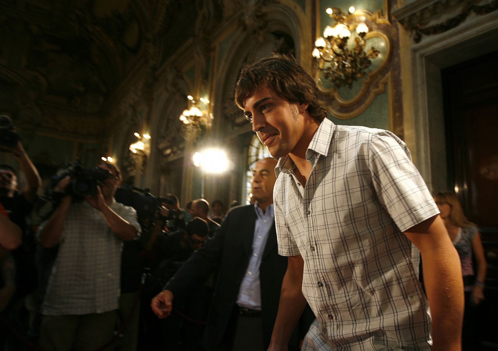 Fernano Alonso a la salida de una conferencia en Madrid