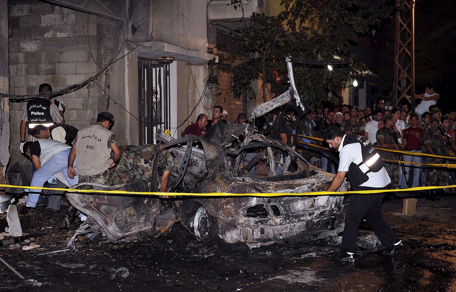 La Policía libanesa inspecciona la zona donde un coche bomba explotó matando al dirigente de un partido político libanés druso y miembro de la oposición, Saleh al-Aridi.