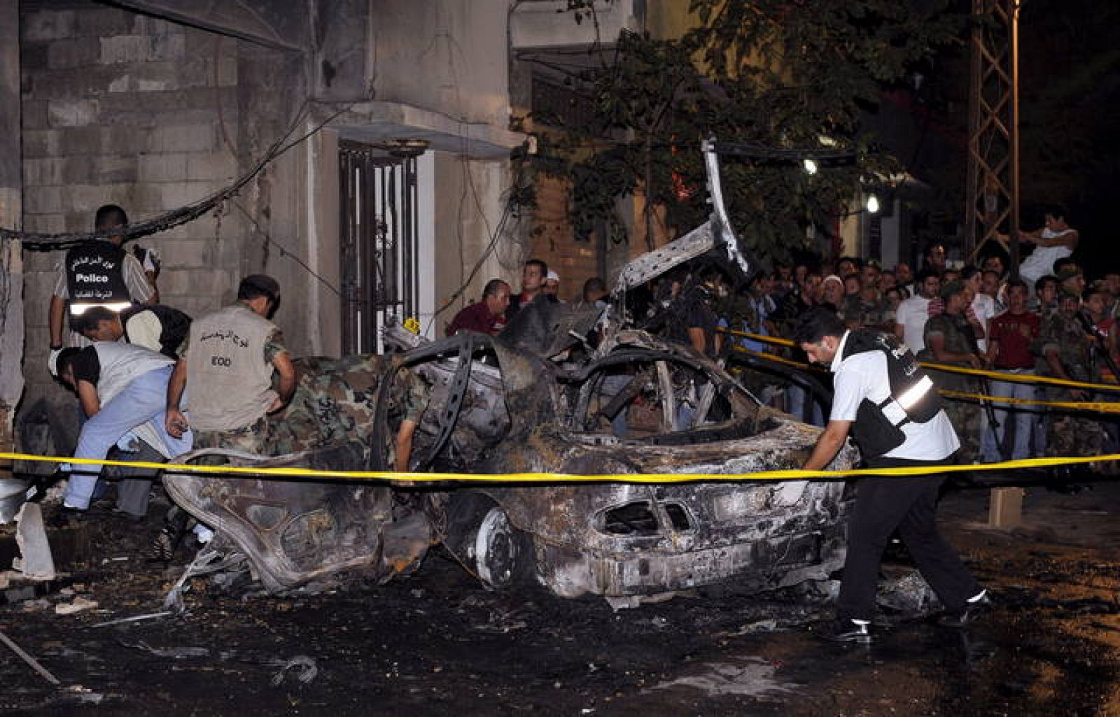 La Policía libanesa inspecciona la zona donde un coche bomba explotó matando al dirigente de un partido político libanés druso y miembro de la oposición, Saleh al-Aridi.