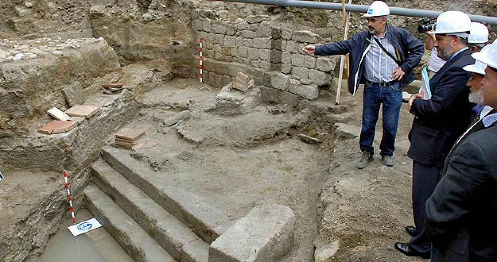 El arqueólogo Celso Rodríguez Cao, muestra a parte de la corporación municipal de Ourense los restos de la piscina termal hallada detrás de las fuentes termales de As Burgas.