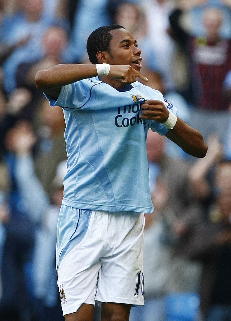 El nuevo jugador del Manchester City, Robinho, se eestrenó con su nuevo equipo marcando de falta.