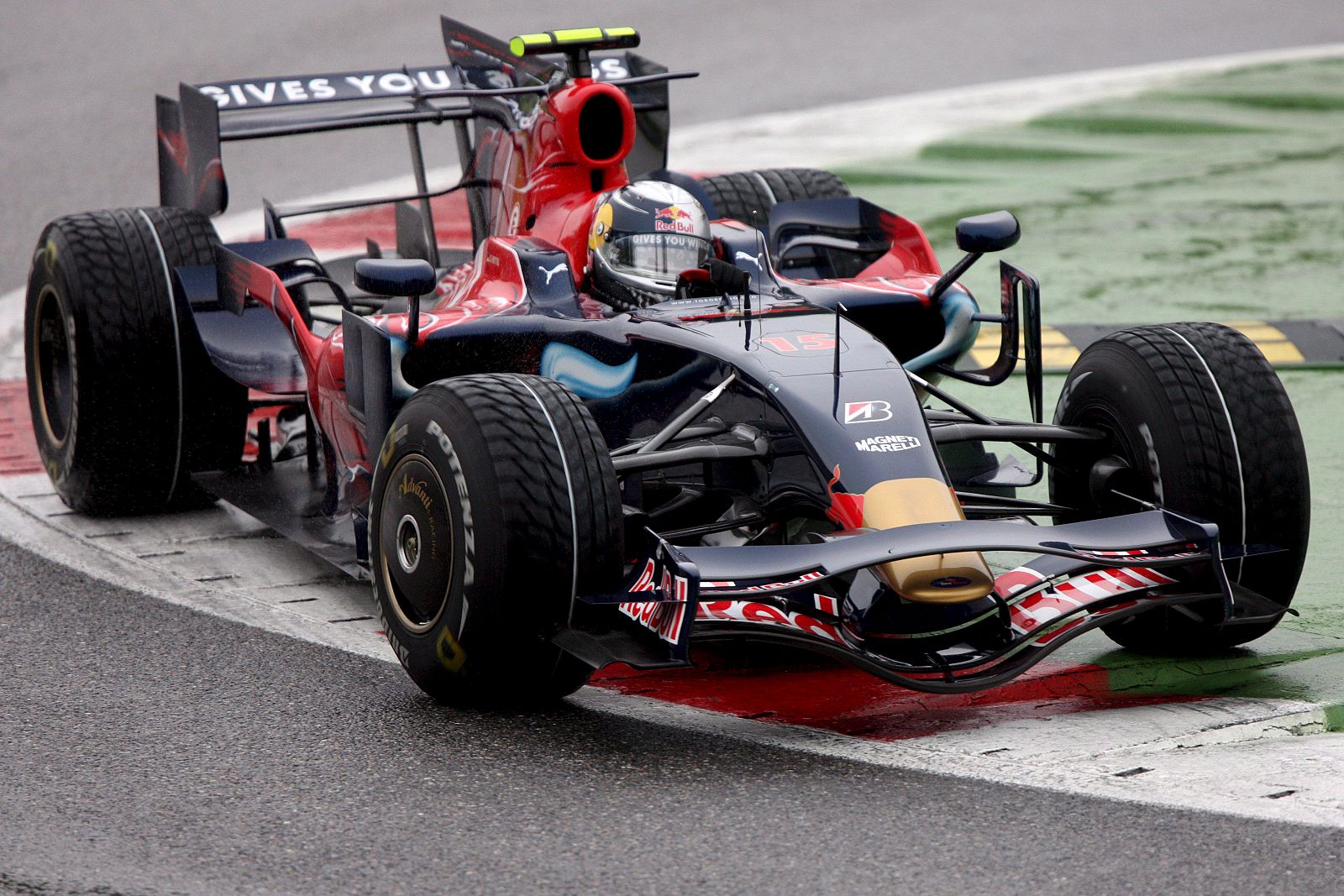 El piloto alemán de Fórmula 1 Sebastian Vettel, de la escudería Toro Rosso, conduce su monoplaza durante el Gran Premio de Italia.