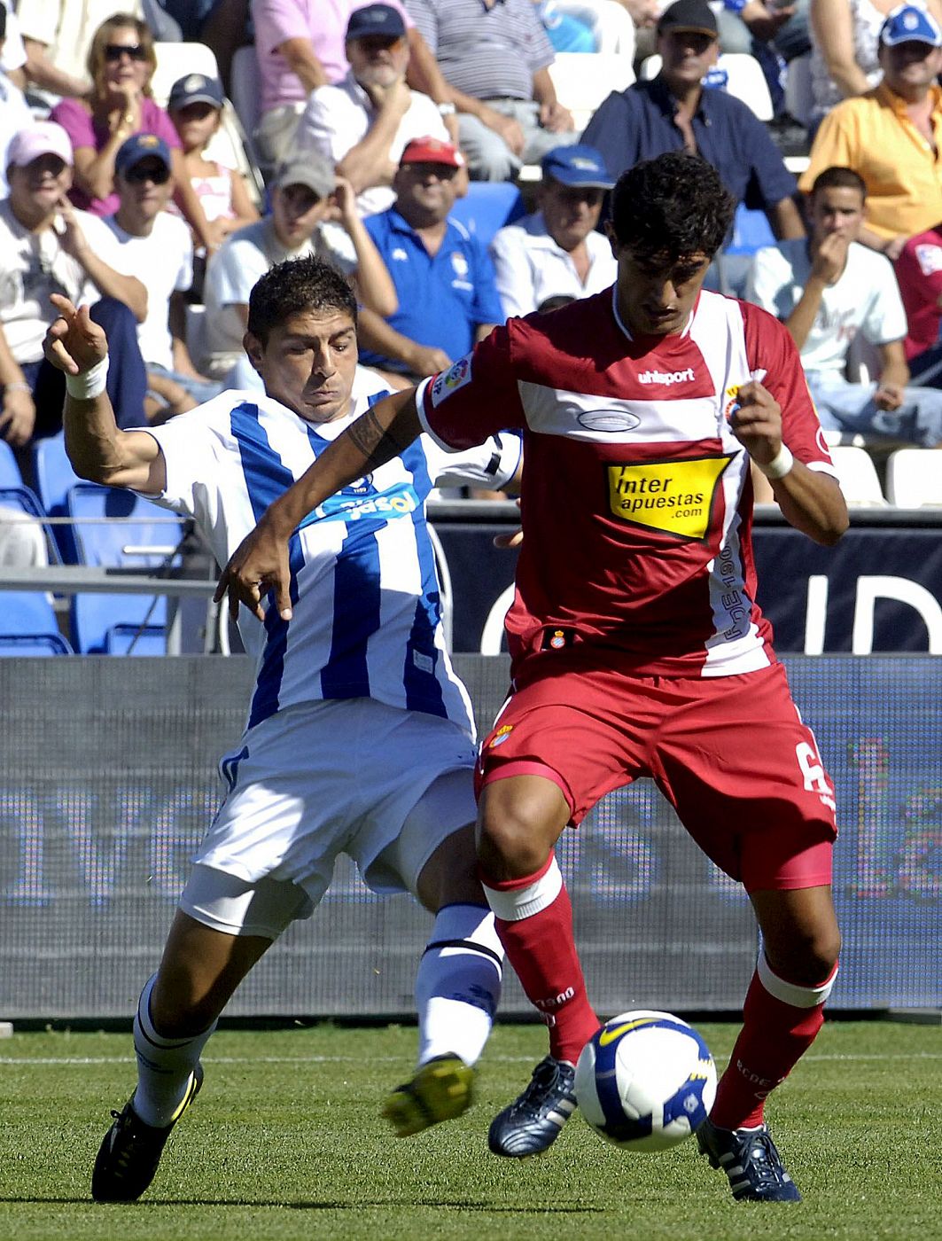 El centrocampista del Recreativo, Jesús Vázquez intenta robarle la pelota al  argentino del RCD Espanyol, Román Martínez.