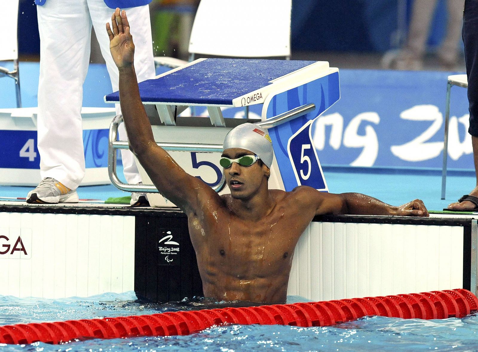 El nadador canario Enhamed Enhamed saluda tras conseguir su tercer oro.