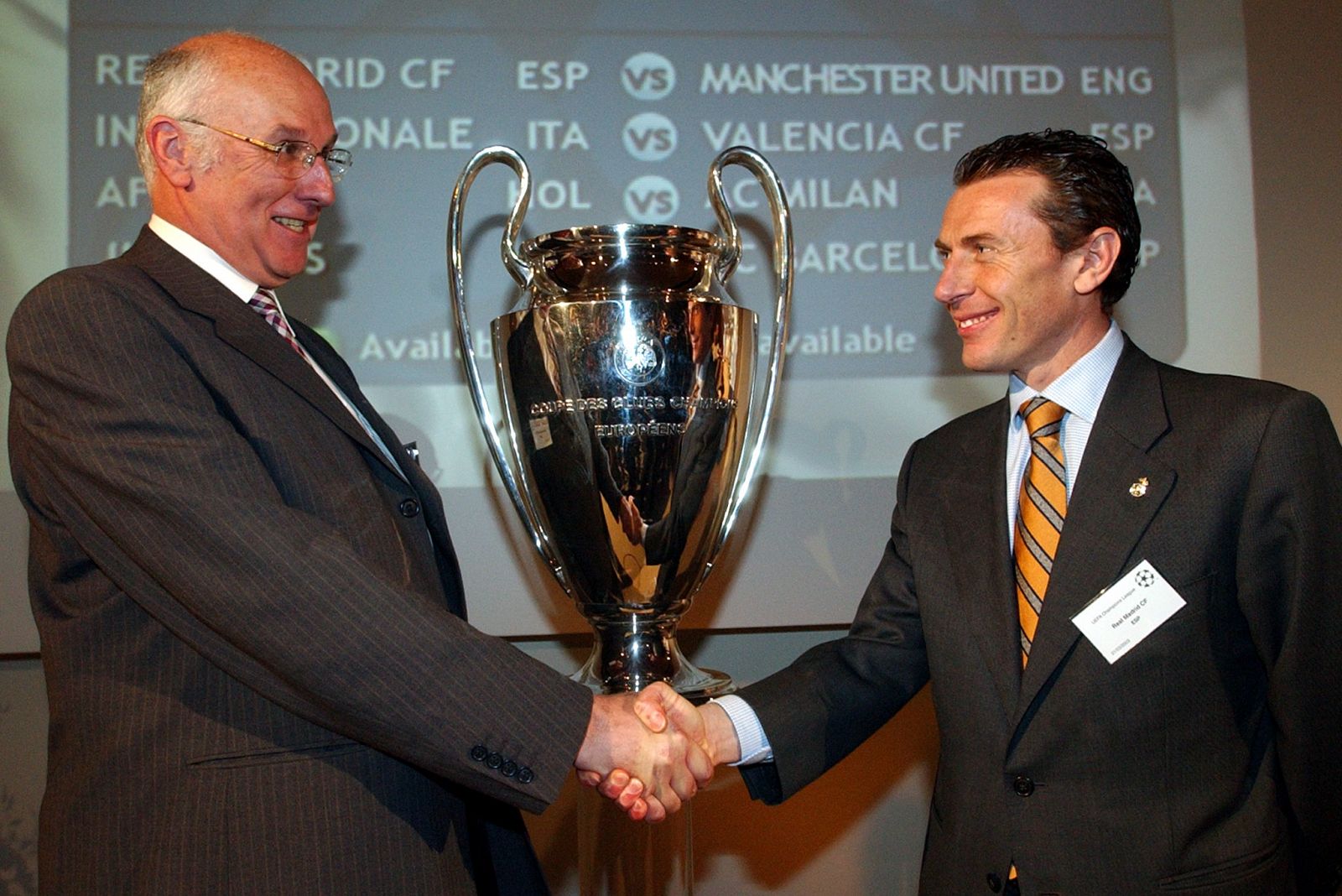 Emilio Butragueño estrecha la mano al manager del Manchester United, Kenneth Merret, en la temporada 2002/03.