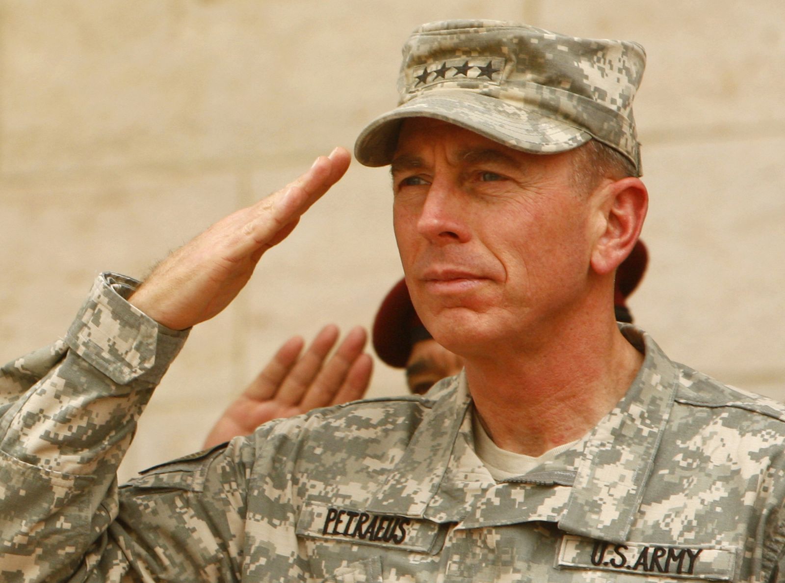 El general David Petraeus saluda durante su ceremonia de despedida