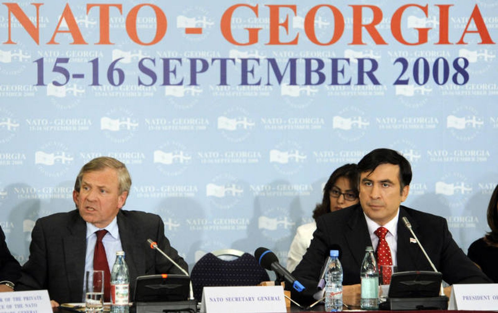 El Secretario General de la OTAN ,Jaap de Hoop Scheffer, habla junto al presidente de Georgia, Mikheil Saakashvili, en Tbilisi