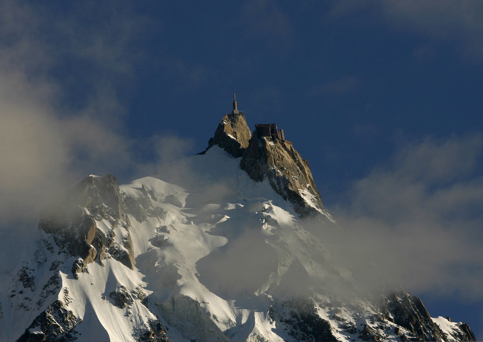 El Mont Blanc es la cumbre emblemática de los Alpes y uno de los picos más conocidos del mundo.