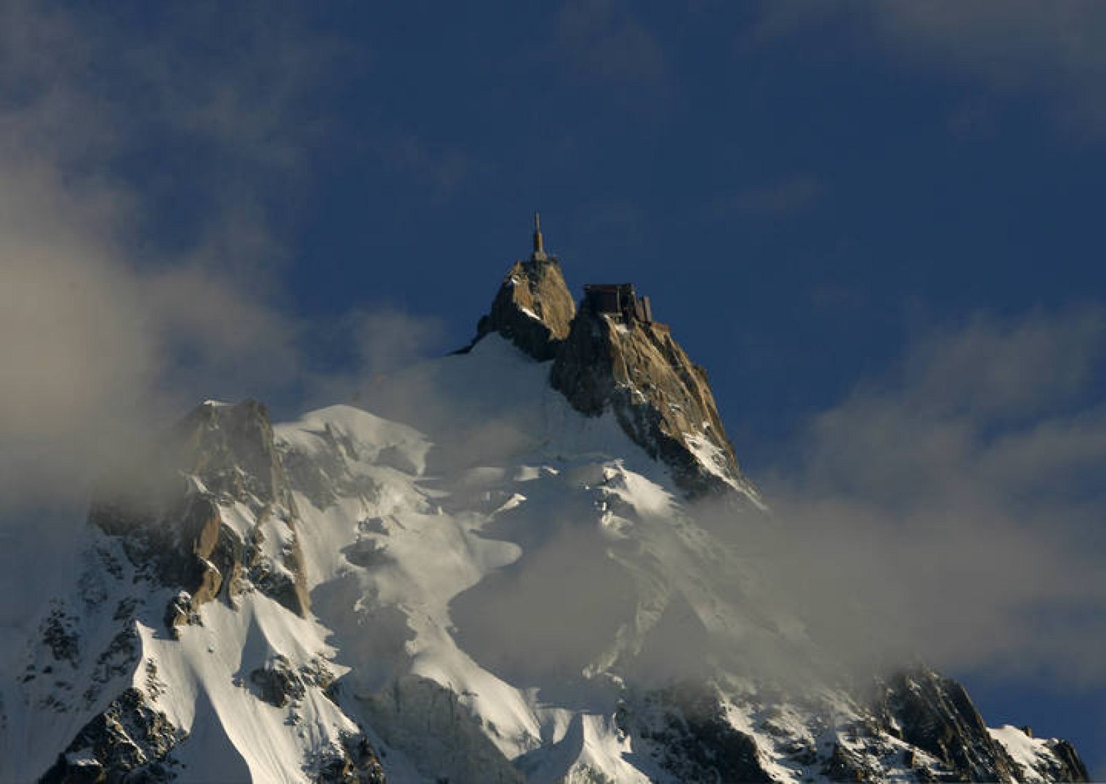 El Mont Blanc es la cumbre emblemática de los Alpes y uno de los picos más conocidos del mundo.