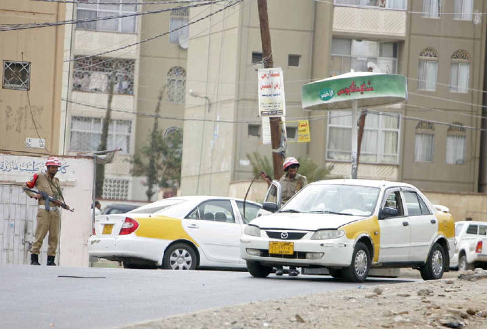 Varios soldados inspeccionan un coche cerca de la calle de la embajada estadounidense tras el atentado en Yemen