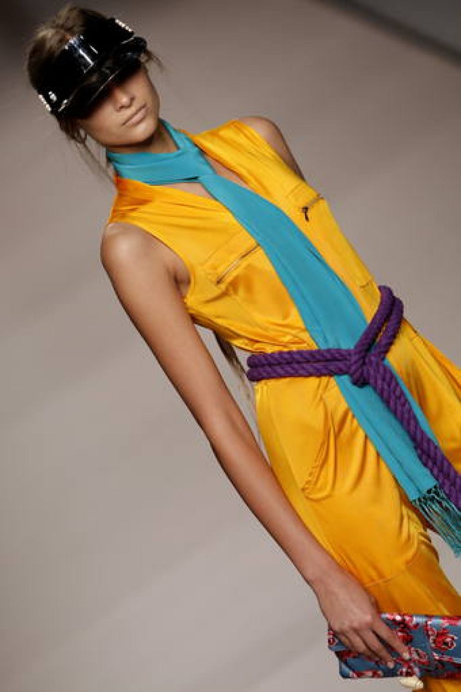 Colores ácidos como el amarillo para los vestidos