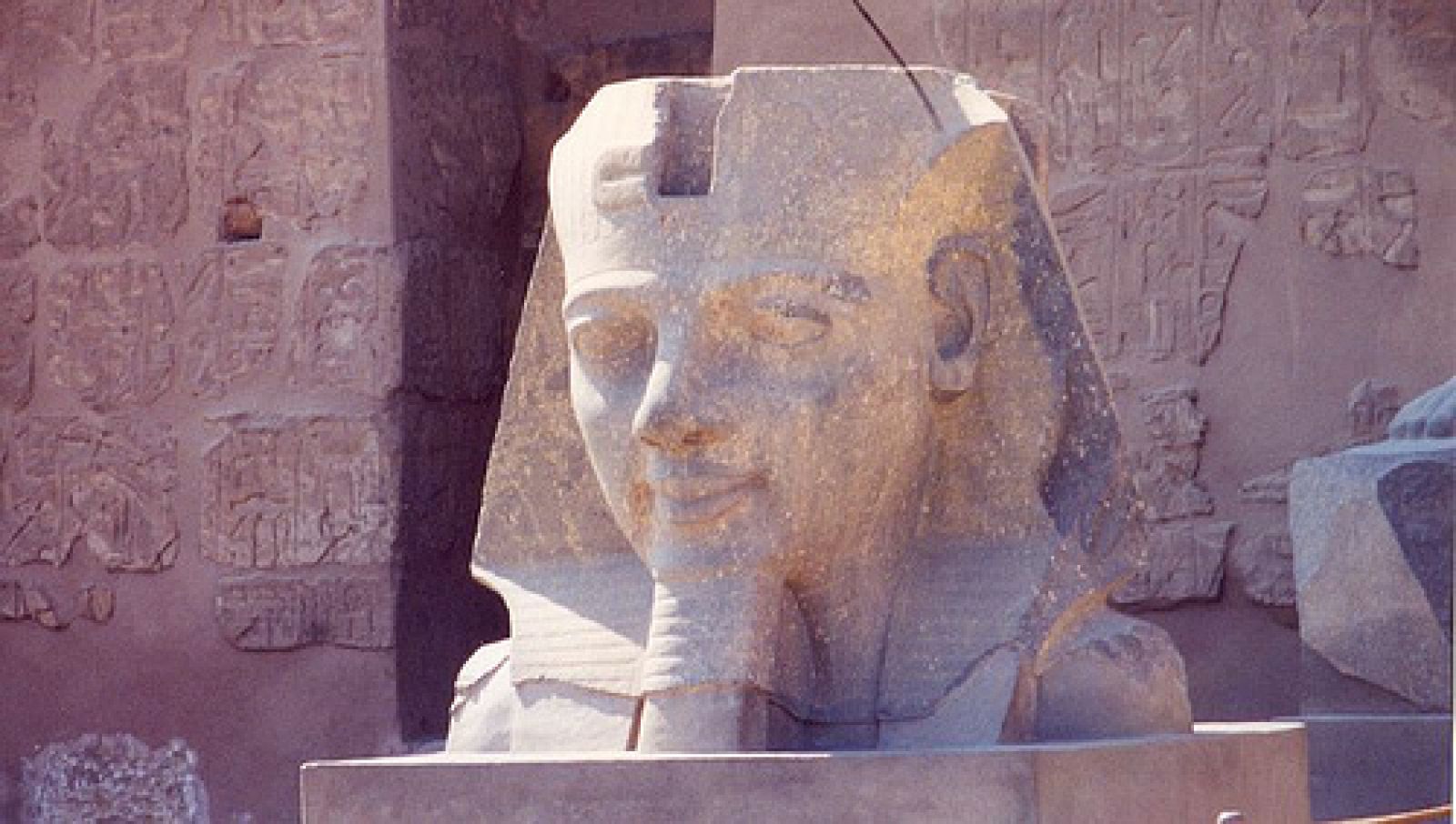 Efigie de Tutmosis III en el Templo de Karnak en Luxor.