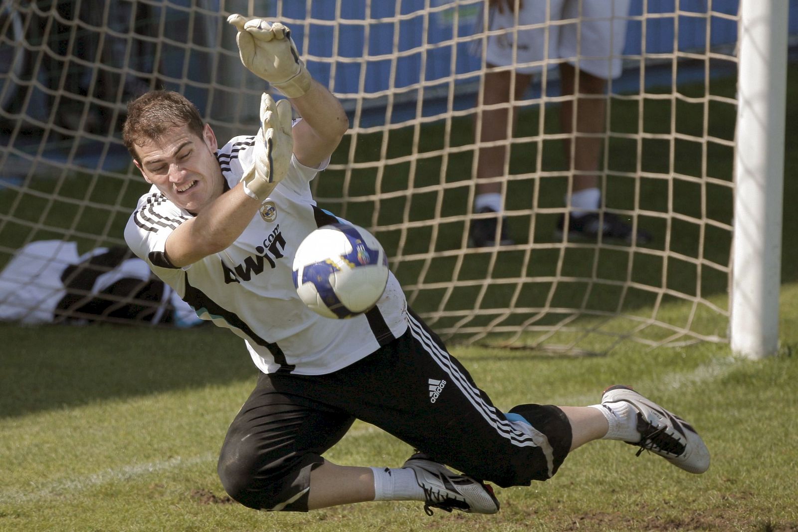 Casillas parando un balon