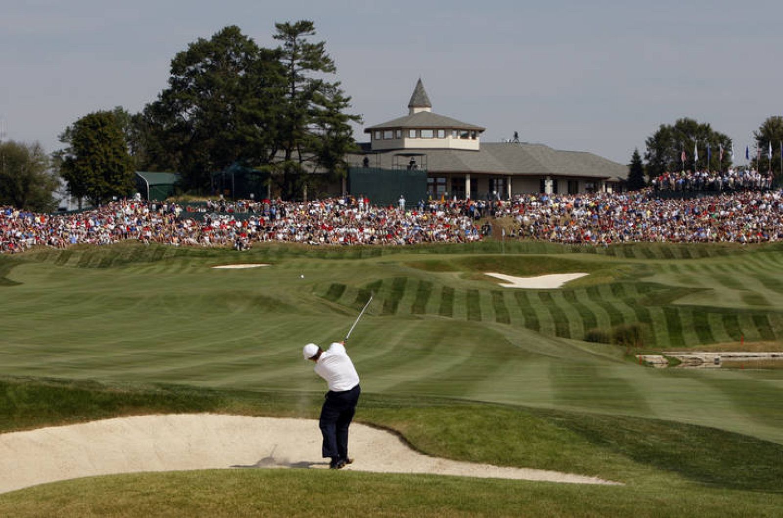 Phil Mickelson golpea la pelota en busca del hoyo 18