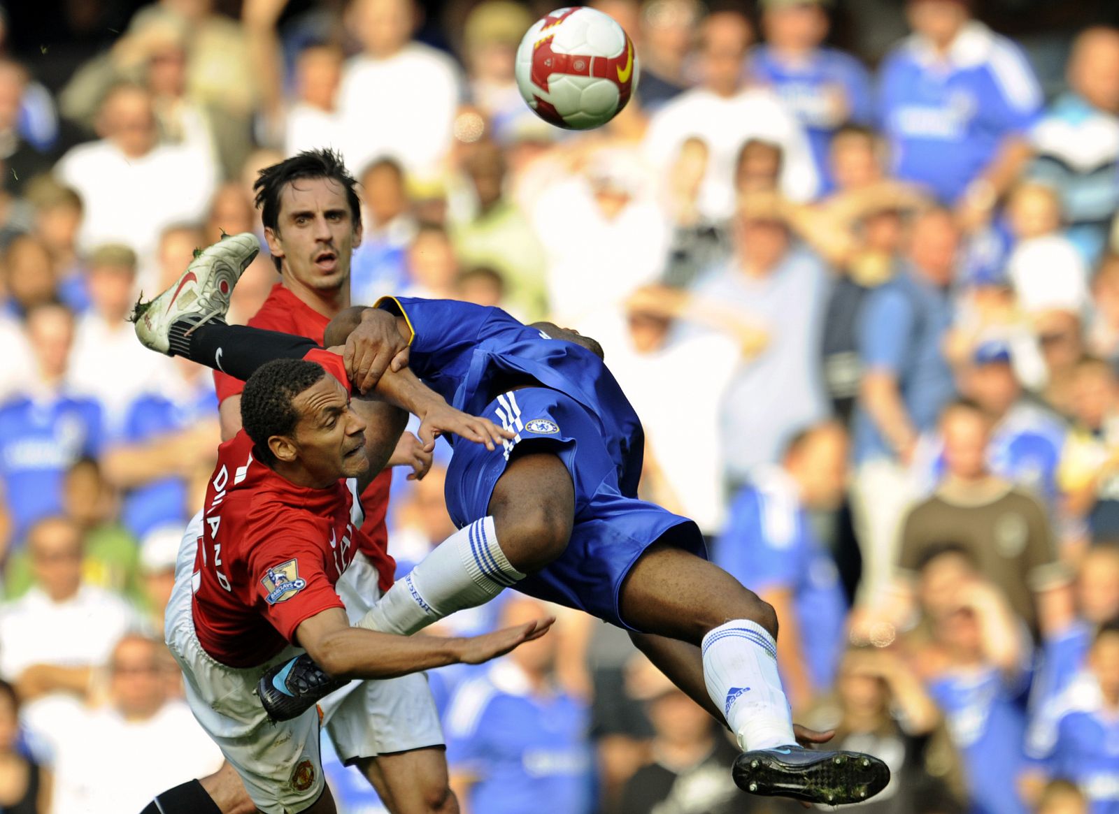 Rio Ferdinand, del United, se disputa la pelota con Drogba en Stamford Bridge.