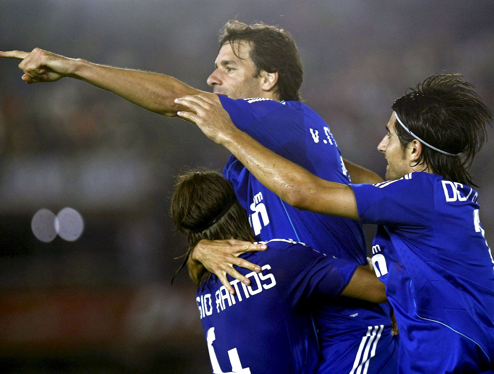 El delantero holandés del Real Madrid Ruud Van Nistelrooy celebra su gol.