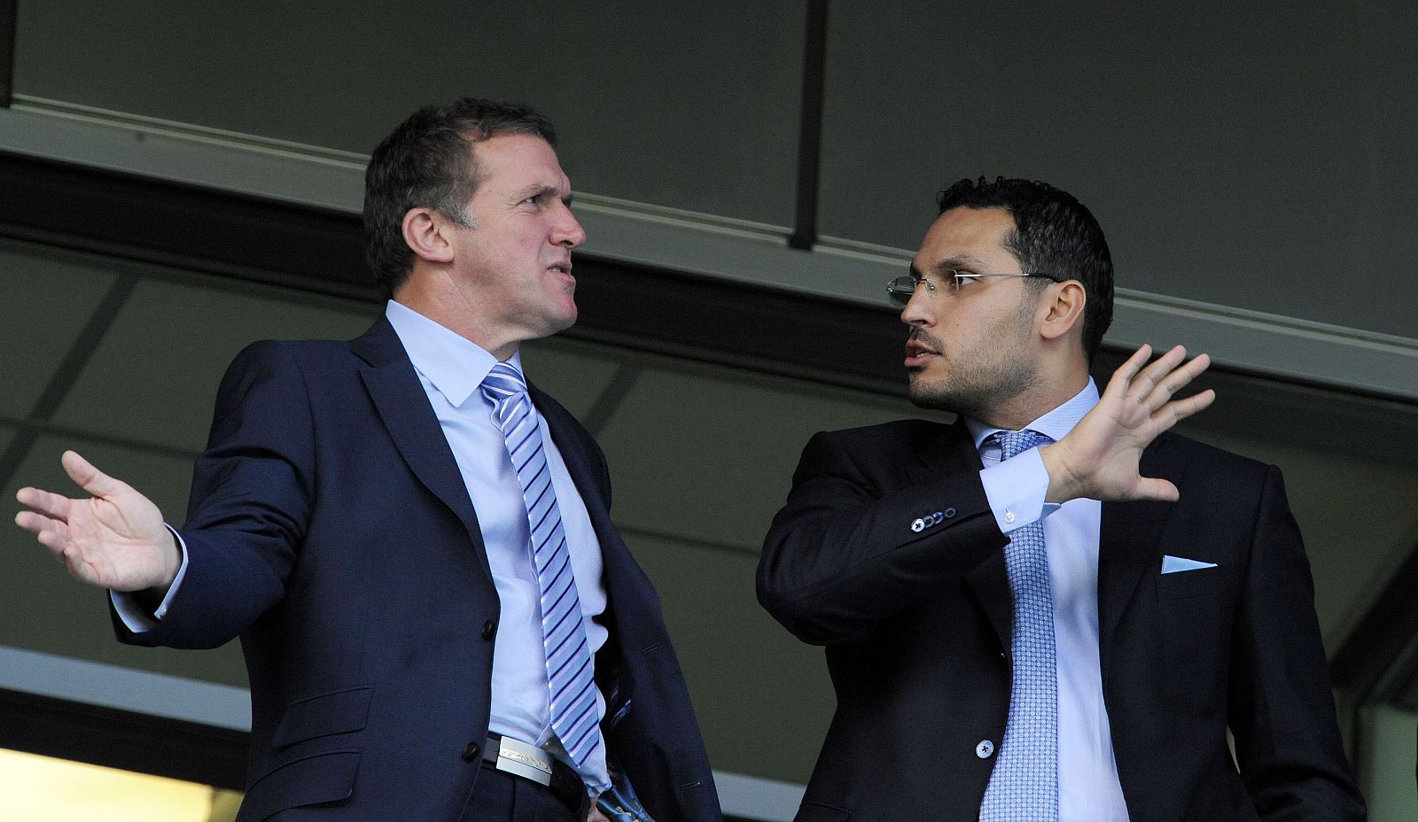 El directivo del Manchester City Gary Cooke habla con el nuevo presidente del Manchester City, Khaldoon Al Mubarak