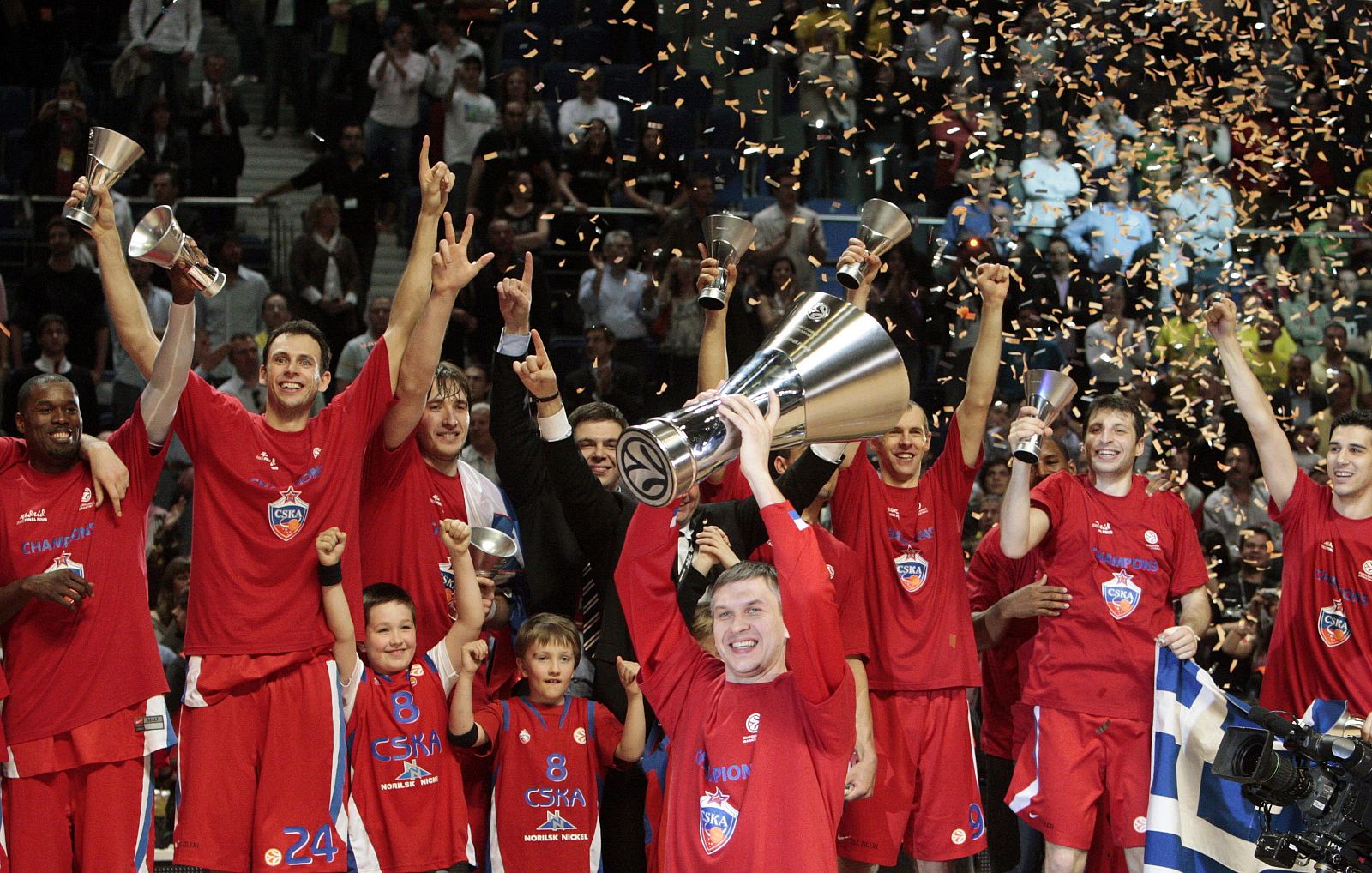 Los jugadores del CSKA de Moscú celebran su victoria en la última final de la Euroliga.