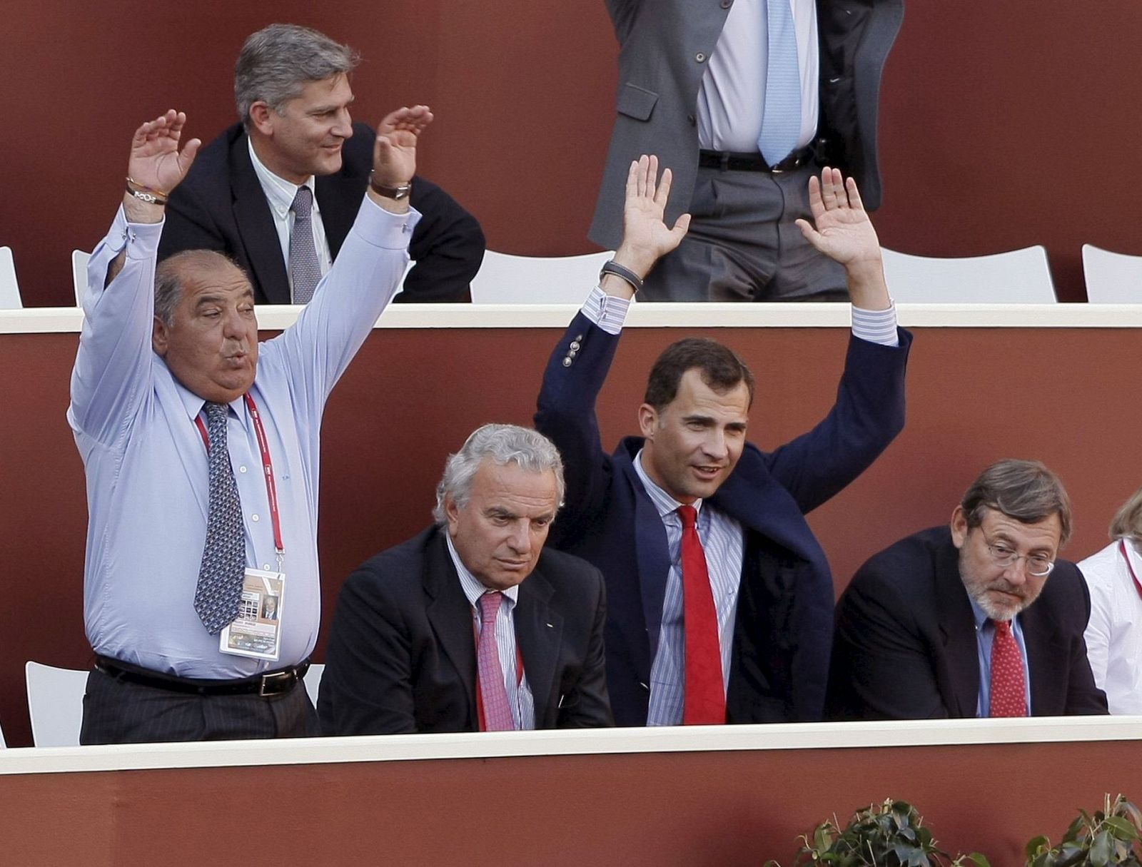 Pedro Muñoz, presidente de la Federación Española de Tenis, hace la ola en el partdo entre David Ferrer y Andy Roddick.