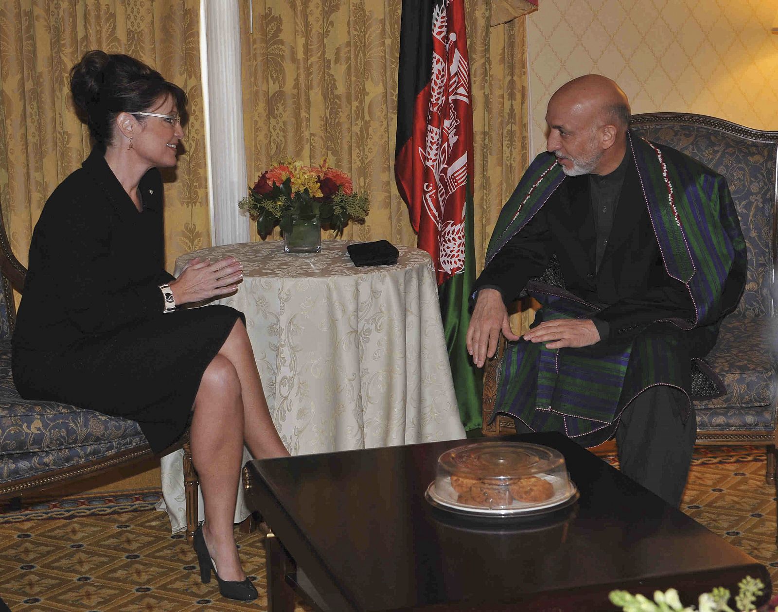 La candidata republicana Sarah Palin se reúne con el presidente afgano, Hamid Karzai, en Nueva York.