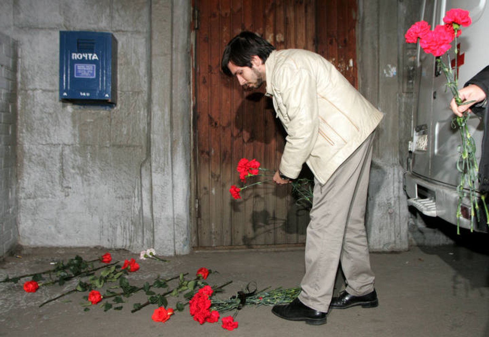Hasta la puerta del edificio donde se encontraba su apartamento -el lugar donde fue asesinada- acudieron en peregrinación muchos de sus amigos y lectores, para mostrar sus condolencias y dejar un tributo floral. 