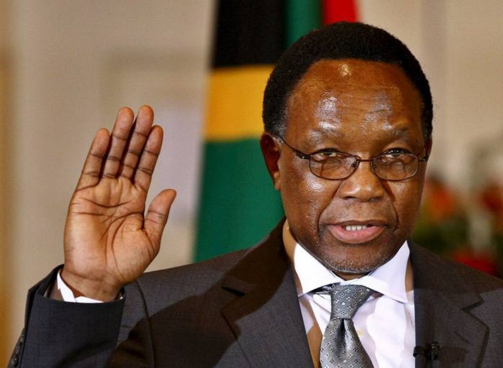 Kgalema Motlanthe jura su nuevo cargo de presidente 
