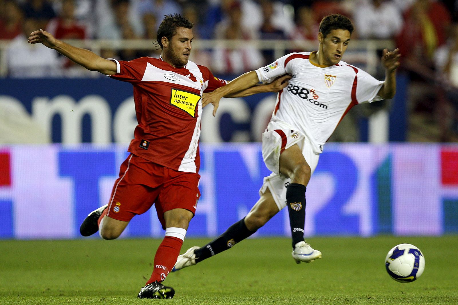 Jesus Navas, del Sevilla, y Chica, del Espanyol, en una jugada del partido, que ganó el equipo andaluz 2-0.