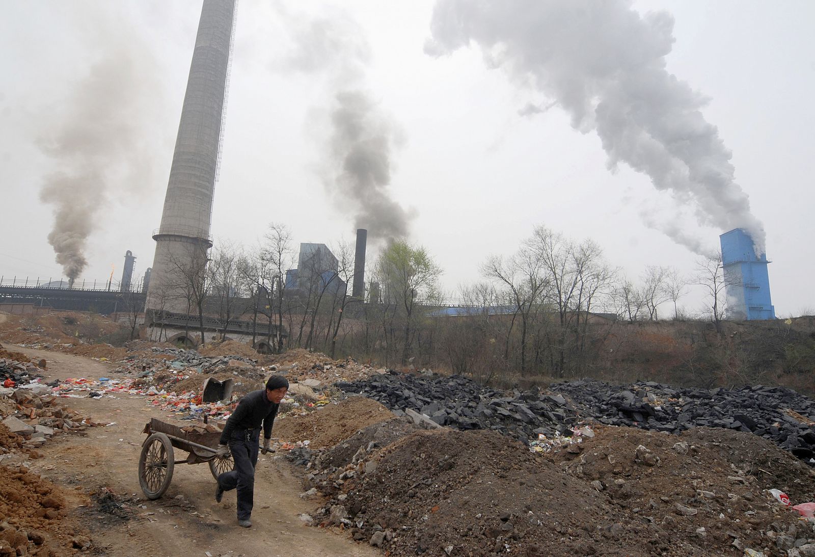 Un obrero pasa por delante de una factoría en Changzhi, en la provincia de Shanxi.