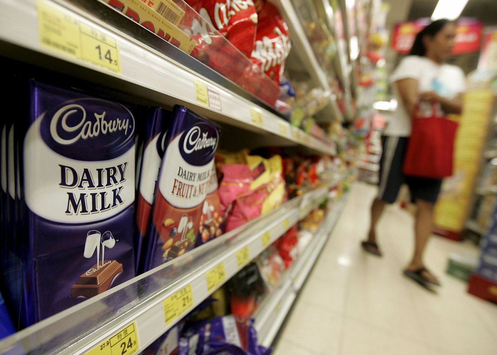 Las autoridades chinas retiran del mercado en Hong Kon productos de la empresa Cadbury