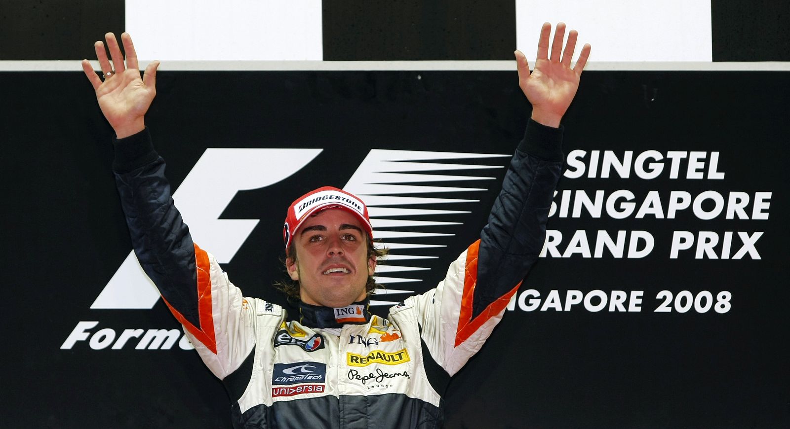 Alonso comparte podio con el alemán Nico Rosberg y el británico Lewis Hamilton.