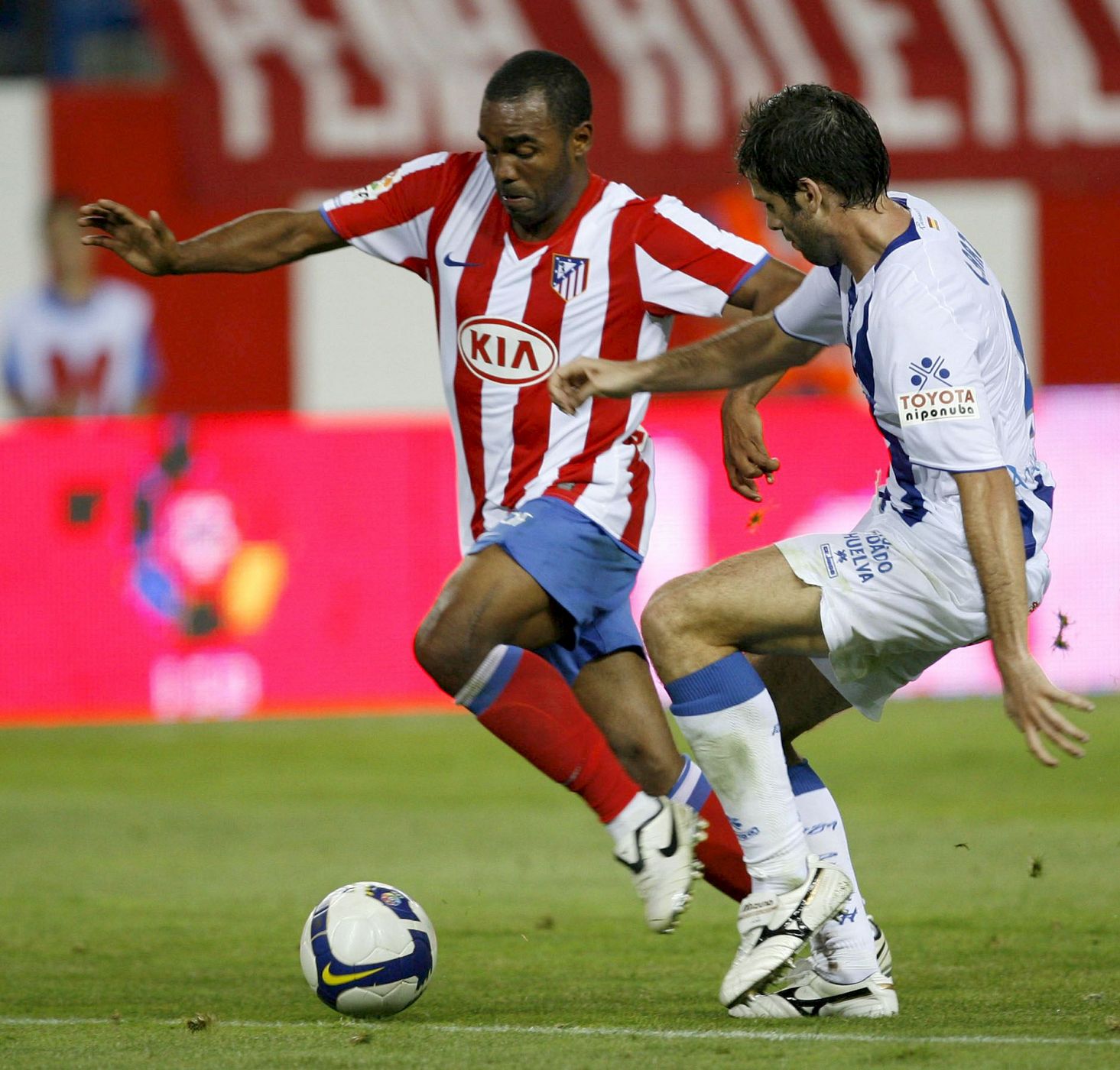 Sinama Pongolle pugna en un puesto en la delantera con Agüero y Forlán.
