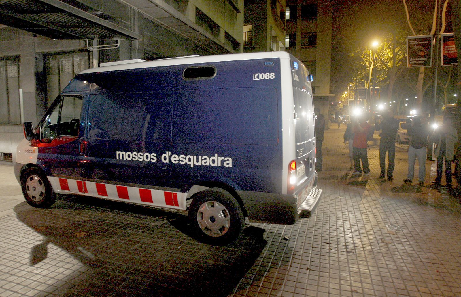 Los mossos de Esquadra trasladan a la prisión a los cinco "boixos nois" detenidos por su presunta participación en los incidentes violentos registrados el pasado sábado durante el partido entre el Espanyol y el Barcelona.