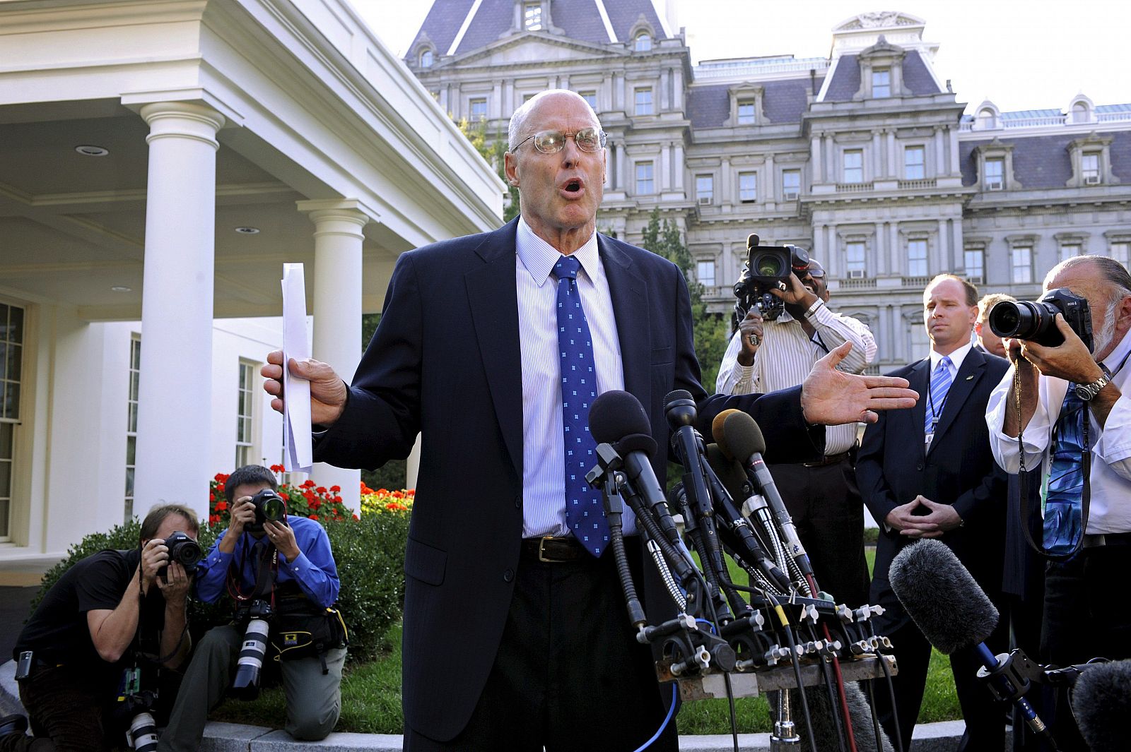 Henry Paulson habla con la prensa tras su reunión en la Casa Blanca.