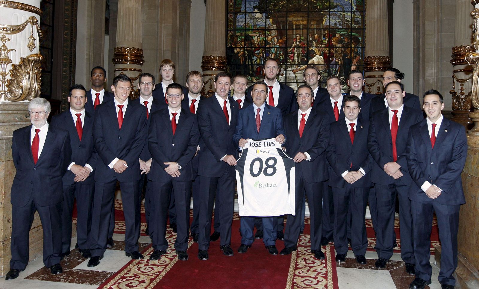 La plantilla del Iurbentia Bilbao Basket, de la Liga ACB posa durante su presentación oficial para la temporada 2008/2009.