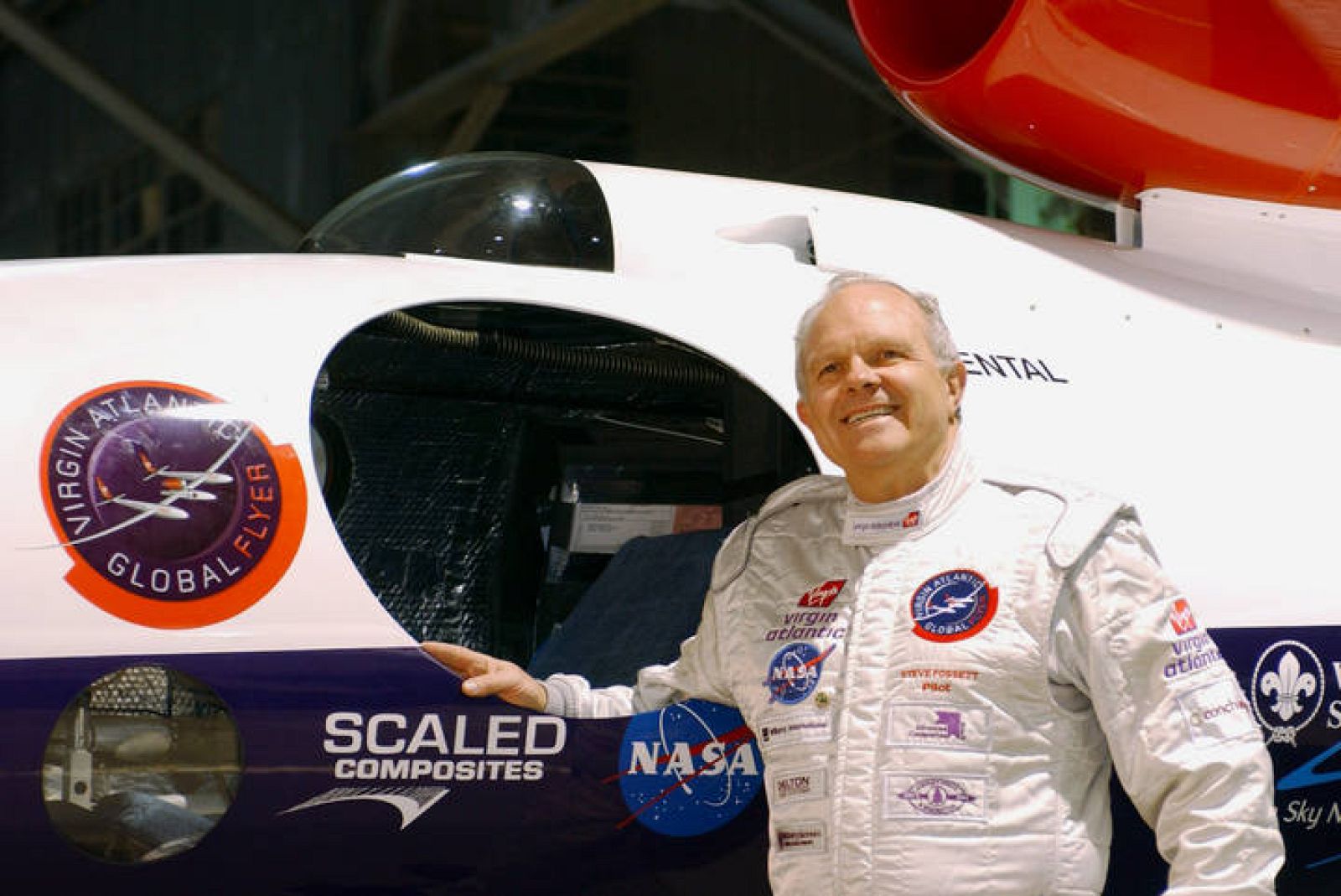 Steve Fossett en 2005, poco antes de intentar (y lograr) dar la vuelta al mundo en solitario y sin escalas a bordo del Virgin Atlantic Global Flyer.
