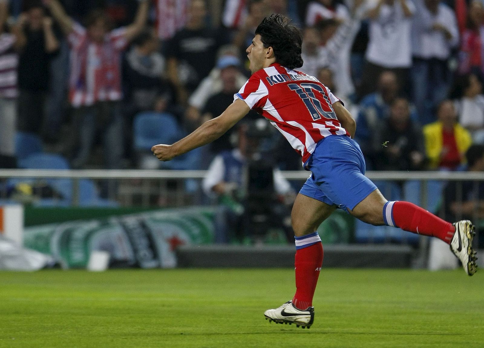 El delantero argentino del Atlético de Madrid, Sergio "Kun" Aguero, celebra la consecución del primer gol de su equipo contra el Olympique de Marsella.