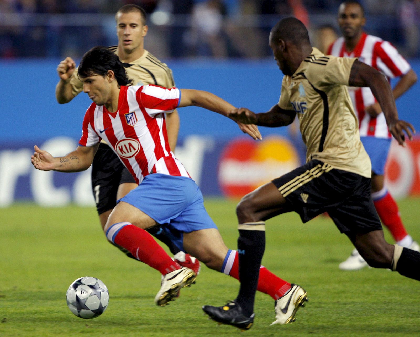 Agüero fue el invitado de honor de la fiesta rojiblanca en su 100º partido en el Atlético