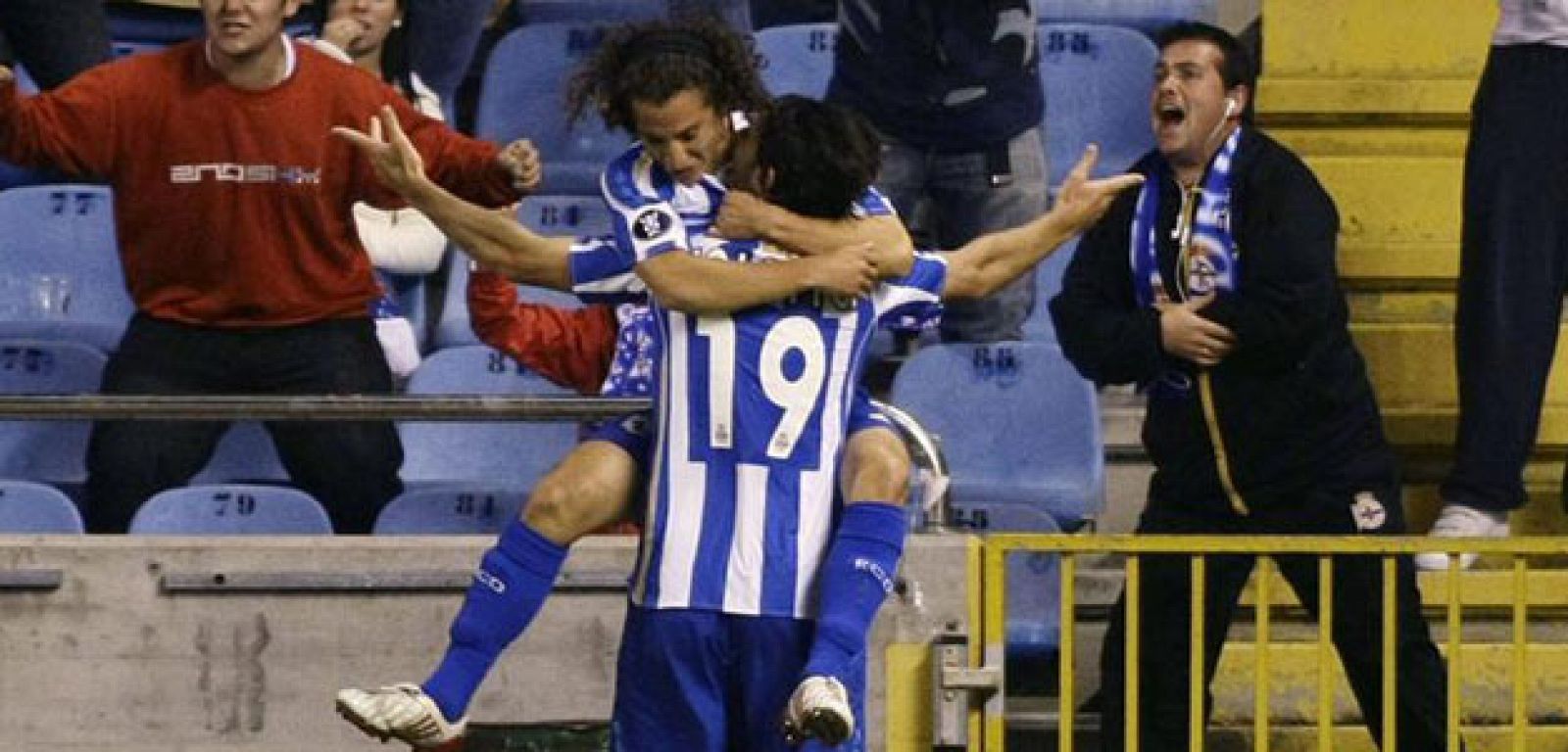 Los jugadores del Depor celebran uno de los goles.