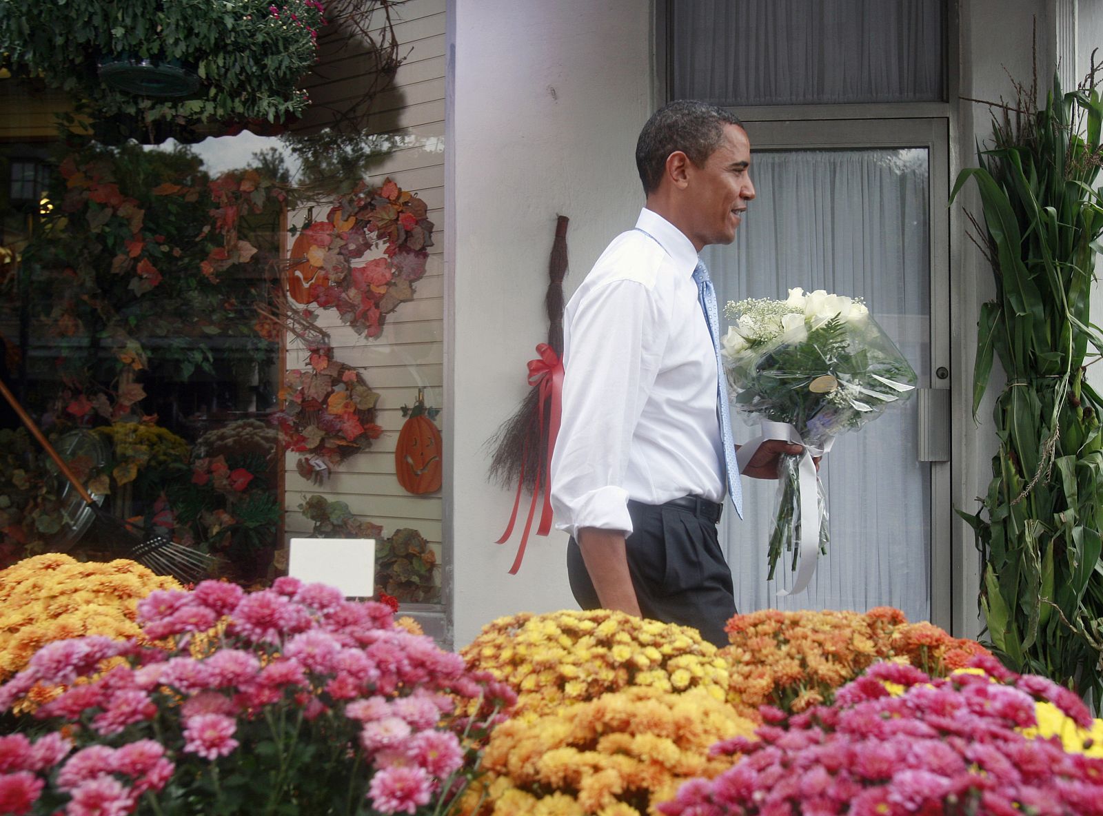 Barack Obama compra un ramo de rosas blancas para su mujer