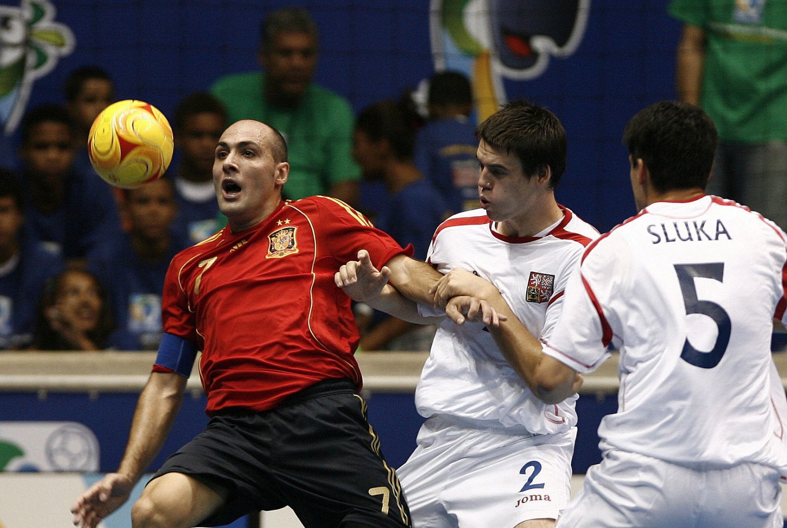 Javi Rodriguez disputa el balón con los checos David Cupak y Tomas Sluka.